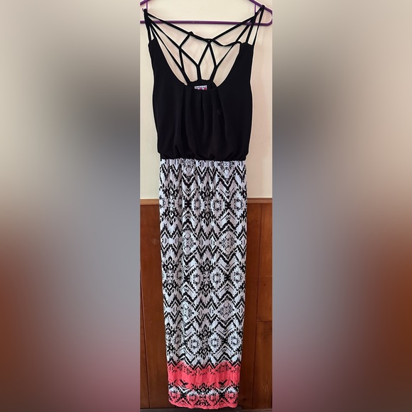 Three Pink Hearts Dresses & Skirts - Three Pink Hearts black, white, peach chevron printed maxi dress. Size small.